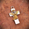 „Engelsgebet“-Anhänger aus 925er Silber mit goldfarbenen Akzenten – Talisman für Glauben und spirituellen Schutz, Skulpturenschmuck im Boho-Stil | Art Diva