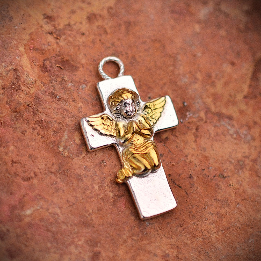 „Engelsgebet“-Anhänger aus 925er Silber mit goldfarbenen Akzenten – Talisman für Glauben und spirituellen Schutz, Skulpturenschmuck im Boho-Stil | Art Diva