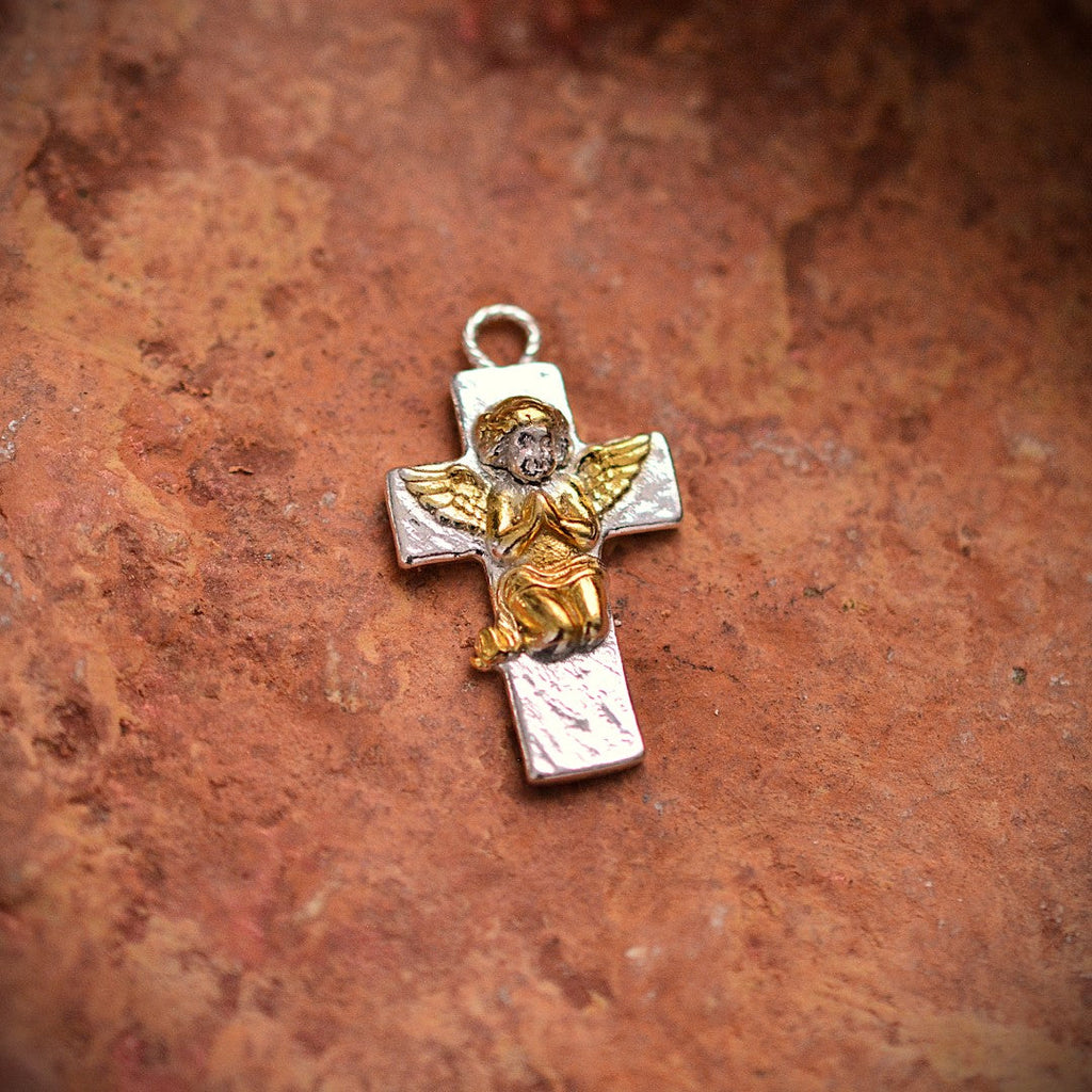 „Engelsgebet“-Anhänger aus 925er Silber mit goldfarbenen Akzenten – Talisman für Glauben und spirituellen Schutz, Skulpturenschmuck im Boho-Stil | Art Diva