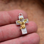 „Engelsgebet“-Anhänger aus 925er Silber mit goldfarbenen Akzenten – Talisman für Glauben und spirituellen Schutz, Skulpturenschmuck im Boho-Stil | Art Diva