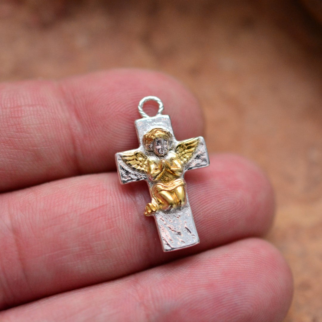 „Engelsgebet“-Anhänger aus 925er Silber mit goldfarbenen Akzenten – Talisman für Glauben und spirituellen Schutz, Skulpturenschmuck im Boho-Stil | Art Diva