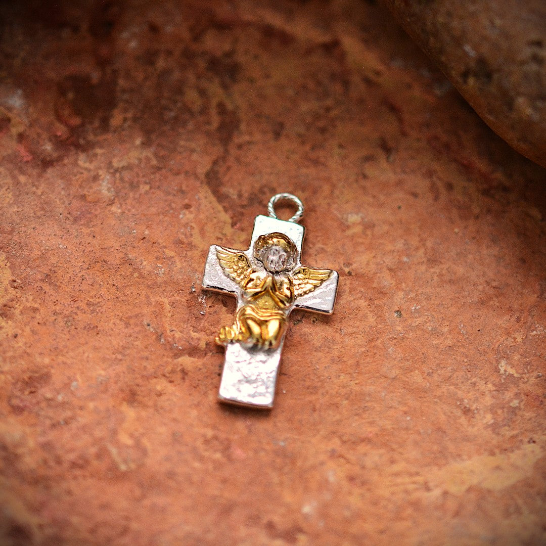 „Engelsgebet“-Anhänger aus 925er Silber mit goldfarbenen Akzenten – Talisman für Glauben und spirituellen Schutz, Skulpturenschmuck im Boho-Stil | Art Diva