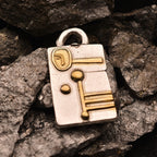 „Architektonische Abstraktion“ – Anhänger aus 925er Silber mit goldfarbenen Akzenten, Symbol für Kreativität, Individualität und moderne Ausdruckskraft, Skulpturenschmuck im Boho- und rustikalen Stil | Art Diva