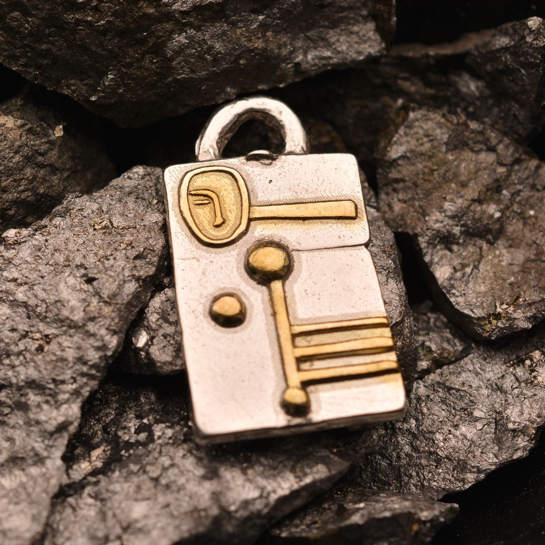 „Architektonische Abstraktion“ – Anhänger aus 925er Silber mit goldfarbenen Akzenten, Symbol für Kreativität, Individualität und moderne Ausdruckskraft, Skulpturenschmuck im Boho- und rustikalen Stil | Art Diva