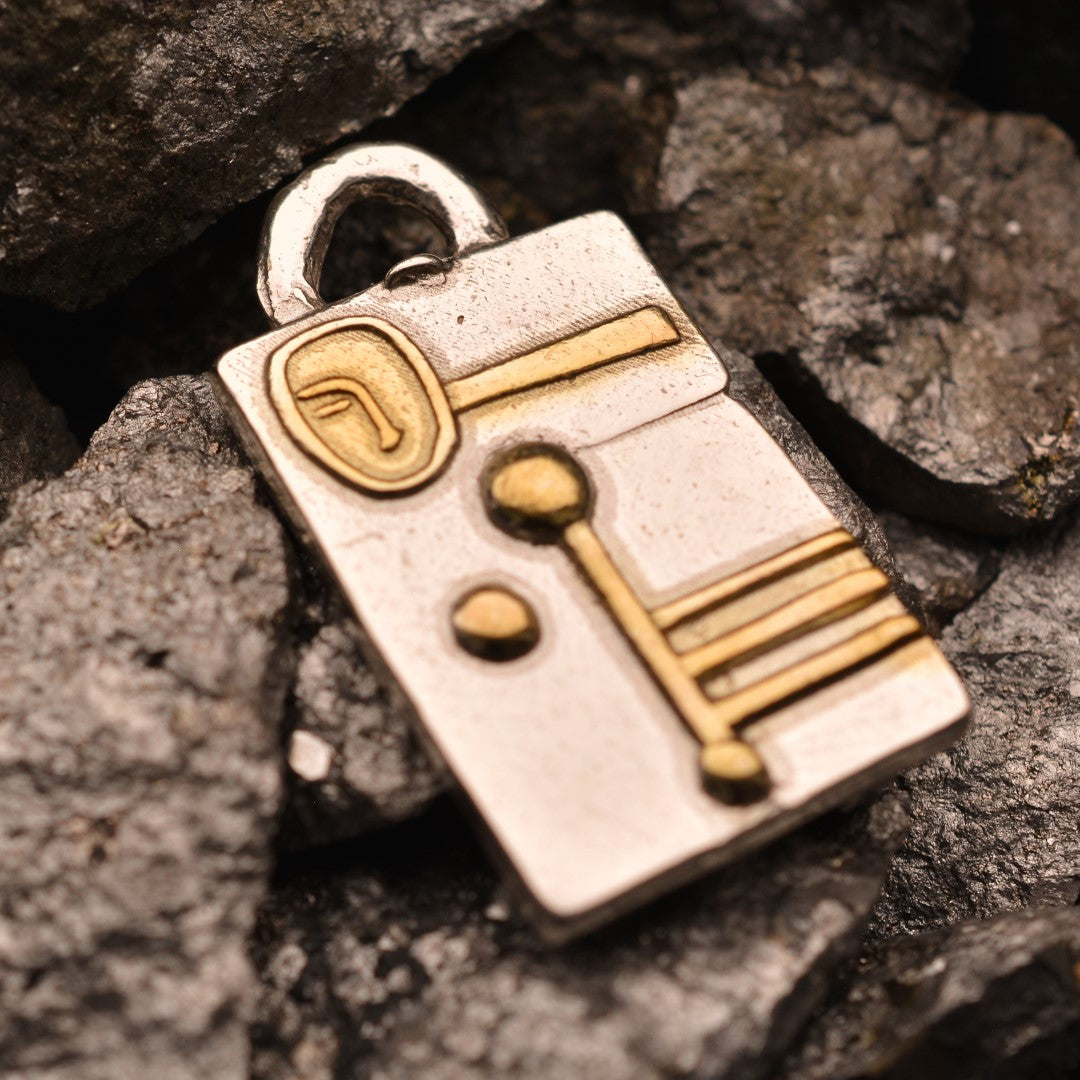 „Architektonische Abstraktion“ – Anhänger aus 925er Silber mit goldfarbenen Akzenten, Symbol für Kreativität, Individualität und moderne Ausdruckskraft, Skulpturenschmuck im Boho- und rustikalen Stil | Art Diva