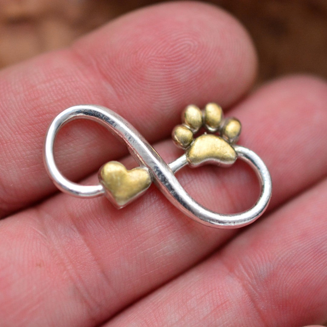 „Unendlichkeit mit Herz und Pfote“-Schmuckelement aus 925er Silber mit goldfarbenen Akzenten – für Halskette oder Armband, Talisman für Verbundenheit und Treue | Art Diva