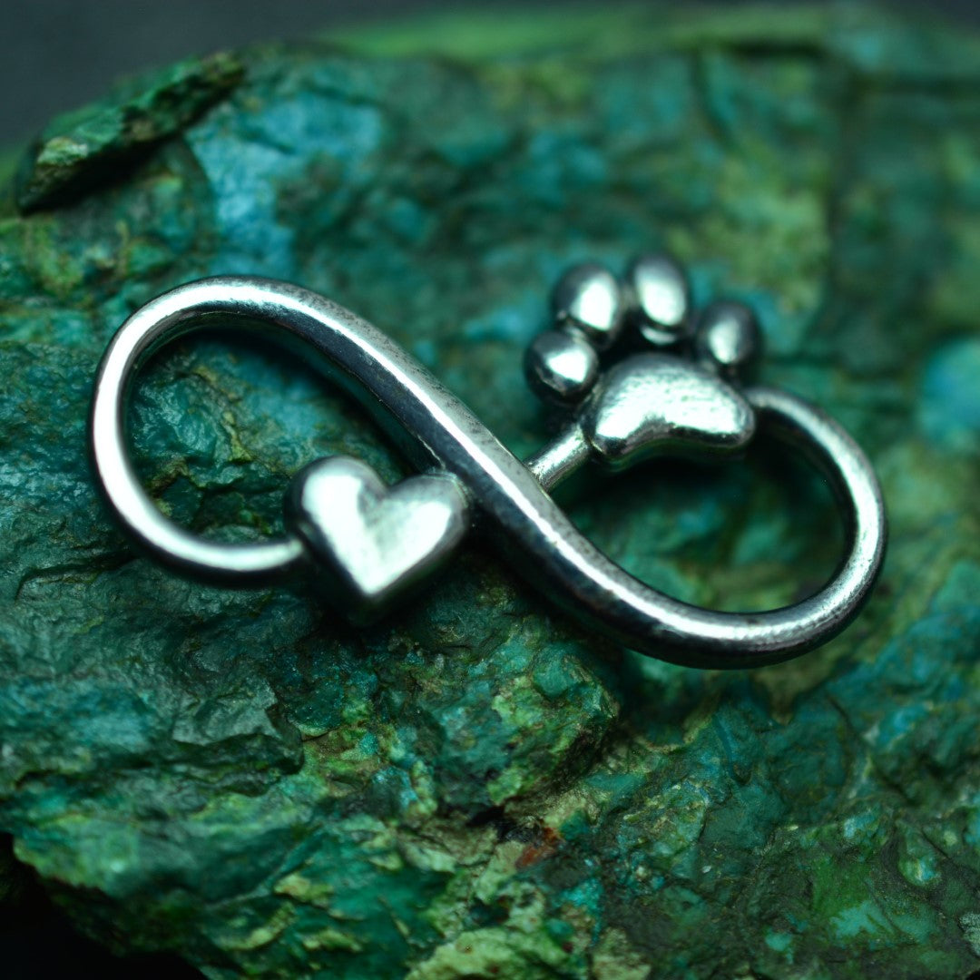 „Unendlichkeit mit Herz und Pfote“-Schmuckelement aus 925er Silber – teilweise oxidiert mit Vintage-Effekt, für Halskette oder Armband, Talisman für Verbundenheit und Treue | Art Diva