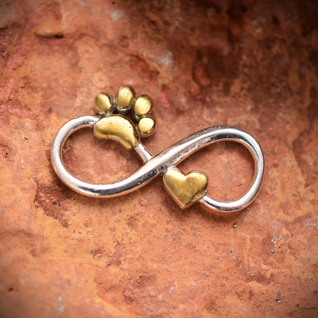 „Unendlichkeit mit Herz und Pfote“-Schmuckelement aus 925er Silber mit goldfarbenen Akzenten – für Halskette oder Armband, Talisman für Verbundenheit und Treue | Art Diva