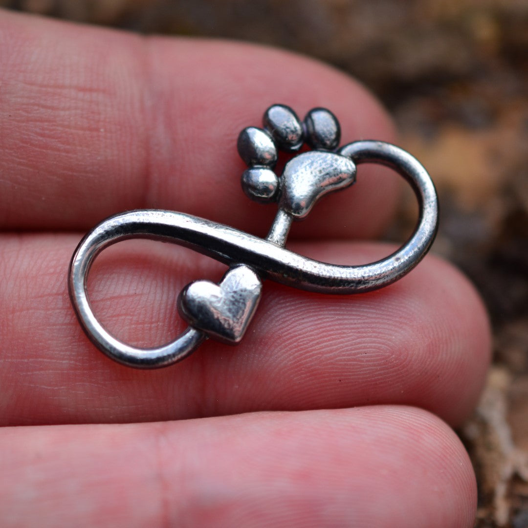„Unendlichkeit mit Herz und Pfote“-Schmuckelement aus 925er Silber – teilweise oxidiert mit Vintage-Effekt, für Halskette oder Armband, Talisman für Verbundenheit und Treue | Art Diva