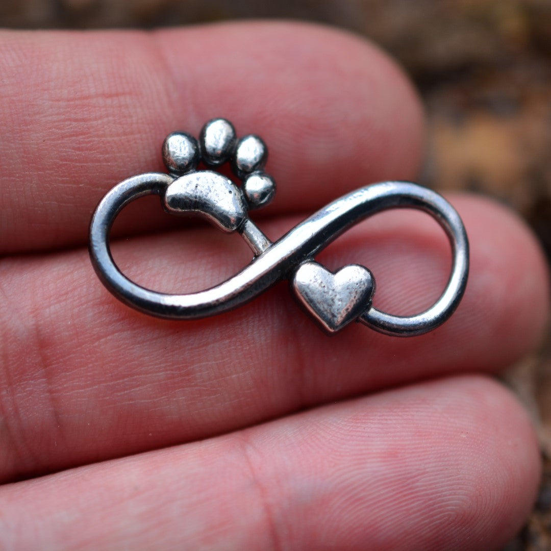 „Unendlichkeit mit Herz und Pfote“-Schmuckelement aus 925er Silber – teilweise oxidiert mit Vintage-Effekt, für Halskette oder Armband, Talisman für Verbundenheit und Treue | Art Diva