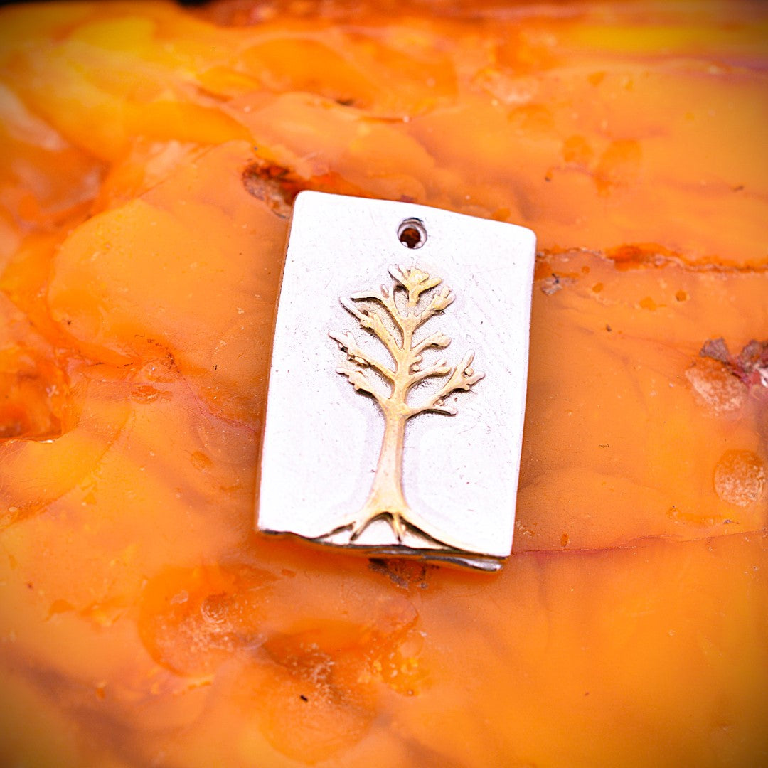 „Baum des Lebens“ – Anhänger aus 925er Silber mit goldfarbenen Akzenten, Talisman für familiäre Verbundenheit, Schutz und Harmonie, Skulpturenschmuck im Boho- und rustikalen Stil | Art Diva