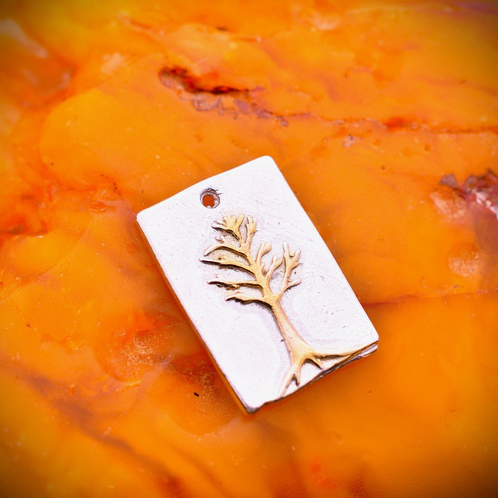 „Baum des Lebens“ – Anhänger aus 925er Silber mit goldfarbenen Akzenten, Talisman für familiäre Verbundenheit, Schutz und Harmonie, Skulpturenschmuck im Boho- und rustikalen Stil | Art Diva