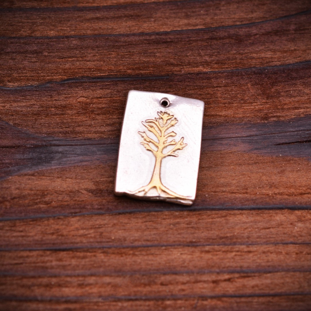 „Baum des Lebens“ – Anhänger aus 925er Silber mit goldfarbenen Akzenten, Talisman für familiäre Verbundenheit, Schutz und Harmonie, Skulpturenschmuck im Boho- und rustikalen Stil | Art Diva