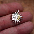„Tag und Nacht“-Anhänger aus 925er Silber mit goldfarbenen Akzenten und Sonne-Mond-Motiv – Skulpturenschmuck im Boho-Stil | Art Diva
