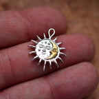 „Tag und Nacht“-Anhänger aus 925er Silber mit goldfarbenen Akzenten und Sonne-Mond-Motiv – Skulpturenschmuck im Boho-Stil | Art Diva