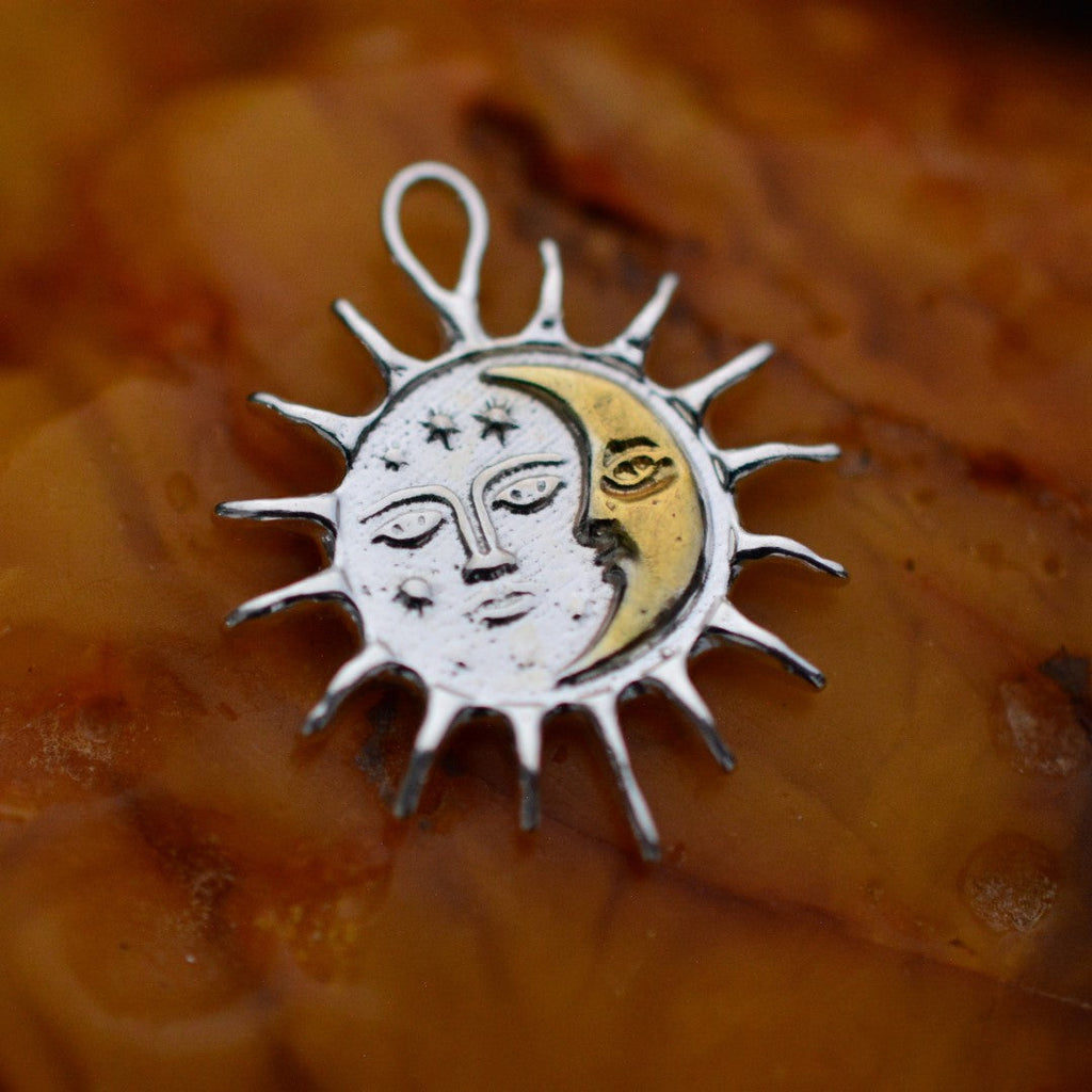 „Tag und Nacht“-Anhänger aus 925er Silber mit goldfarbenen Akzenten und Sonne-Mond-Motiv – Skulpturenschmuck im Boho-Stil | Art Diva
