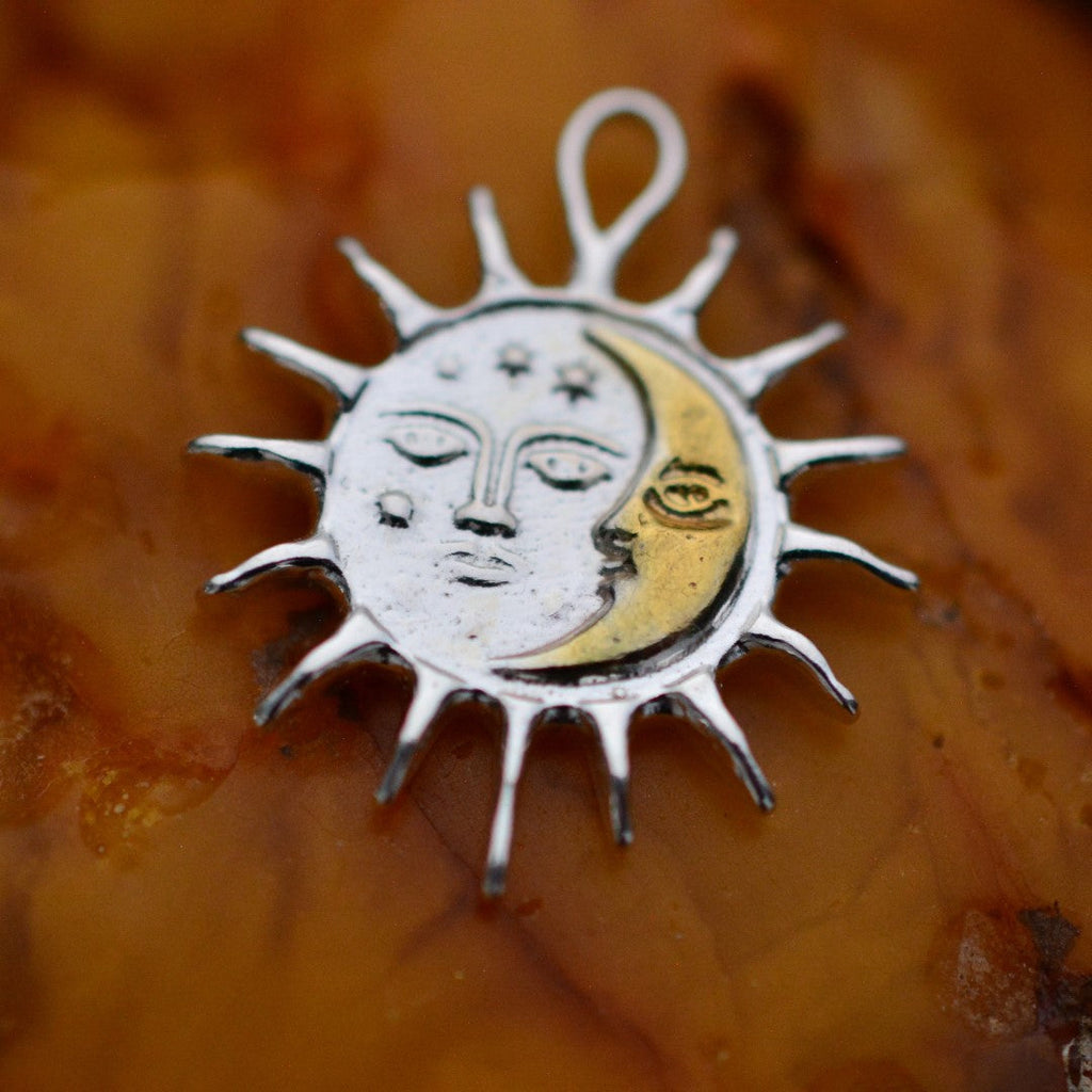 „Tag und Nacht“-Anhänger aus 925er Silber mit goldfarbenen Akzenten und Sonne-Mond-Motiv – Skulpturenschmuck im Boho-Stil | Art Diva