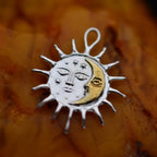 „Tag und Nacht“-Anhänger aus 925er Silber mit goldfarbenen Akzenten und Sonne-Mond-Motiv – Skulpturenschmuck im Boho-Stil | Art Diva