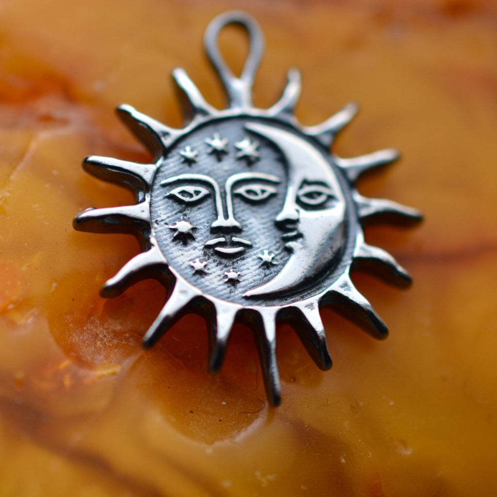„Tag und Nacht“-Anhänger aus 925er Silber mit Sonne und Mond – Skulpturenschmuck im Boho- und rustikalen Stil | Art Diva