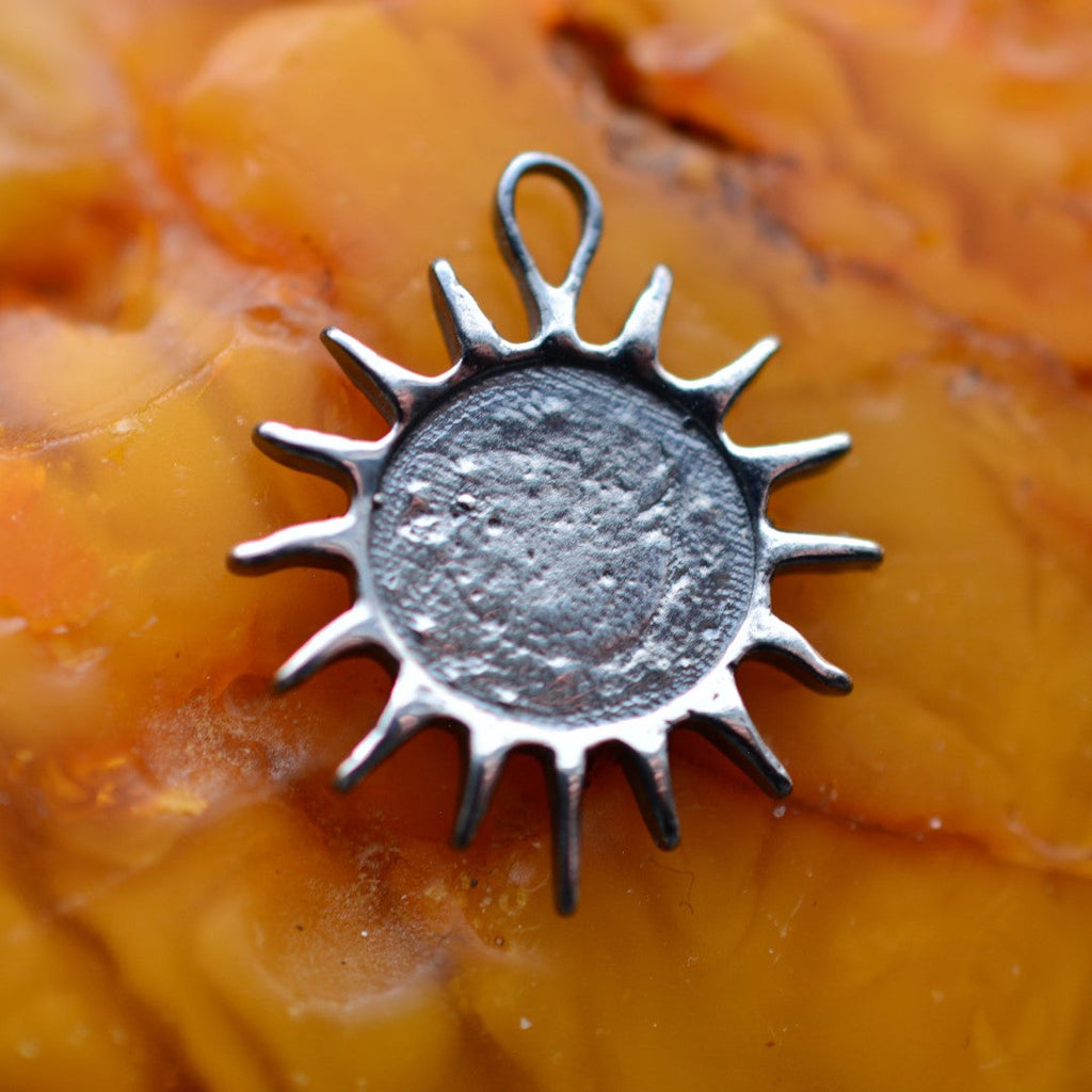 „Tag und Nacht“-Anhänger aus 925er Silber mit Sonne und Mond – Skulpturenschmuck im Boho- und rustikalen Stil | Art Diva