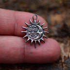 „Tag und Nacht“-Anhänger aus 925er Silber mit Sonne und Mond – Skulpturenschmuck im Boho- und rustikalen Stil | Art Diva