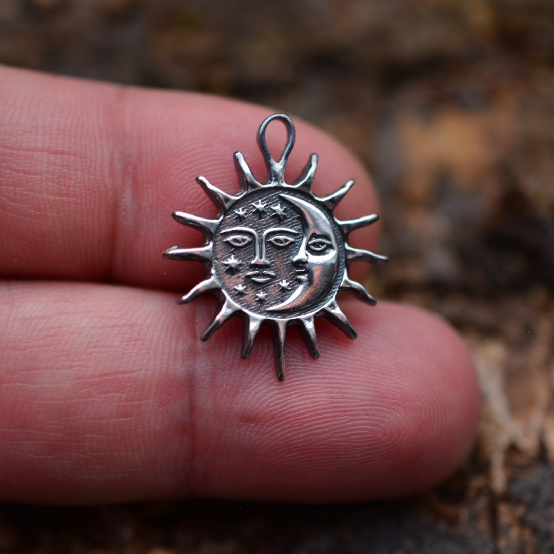 „Tag und Nacht“-Anhänger aus 925er Silber mit Sonne und Mond – Skulpturenschmuck im Boho- und rustikalen Stil | Art Diva