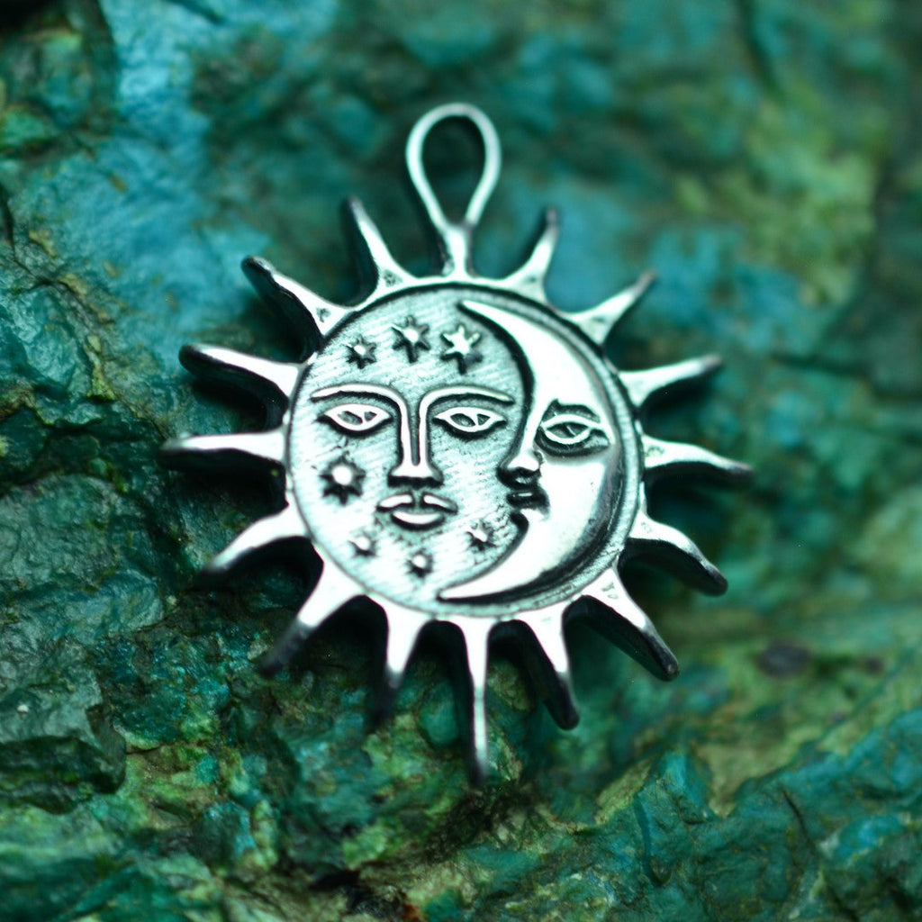 „Tag und Nacht“-Anhänger aus 925er Silber mit Sonne und Mond – Skulpturenschmuck im Boho- und rustikalen Stil | Art Diva