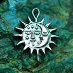 „Tag und Nacht“-Anhänger aus 925er Silber mit Sonne und Mond – Skulpturenschmuck im Boho- und rustikalen Stil | Art Diva