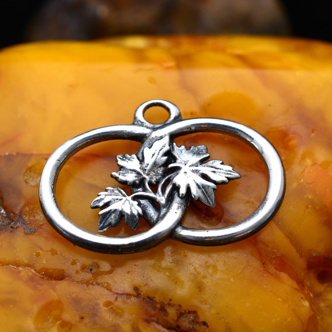 „Zwei Ringe mit Weinblättern“-Anhänger aus 925er Silber – handgefertigter Talisman für Verbundenheit und Wachstum, skulpturaler Schmuck im Boho-Rustik-Stil | Art Diva