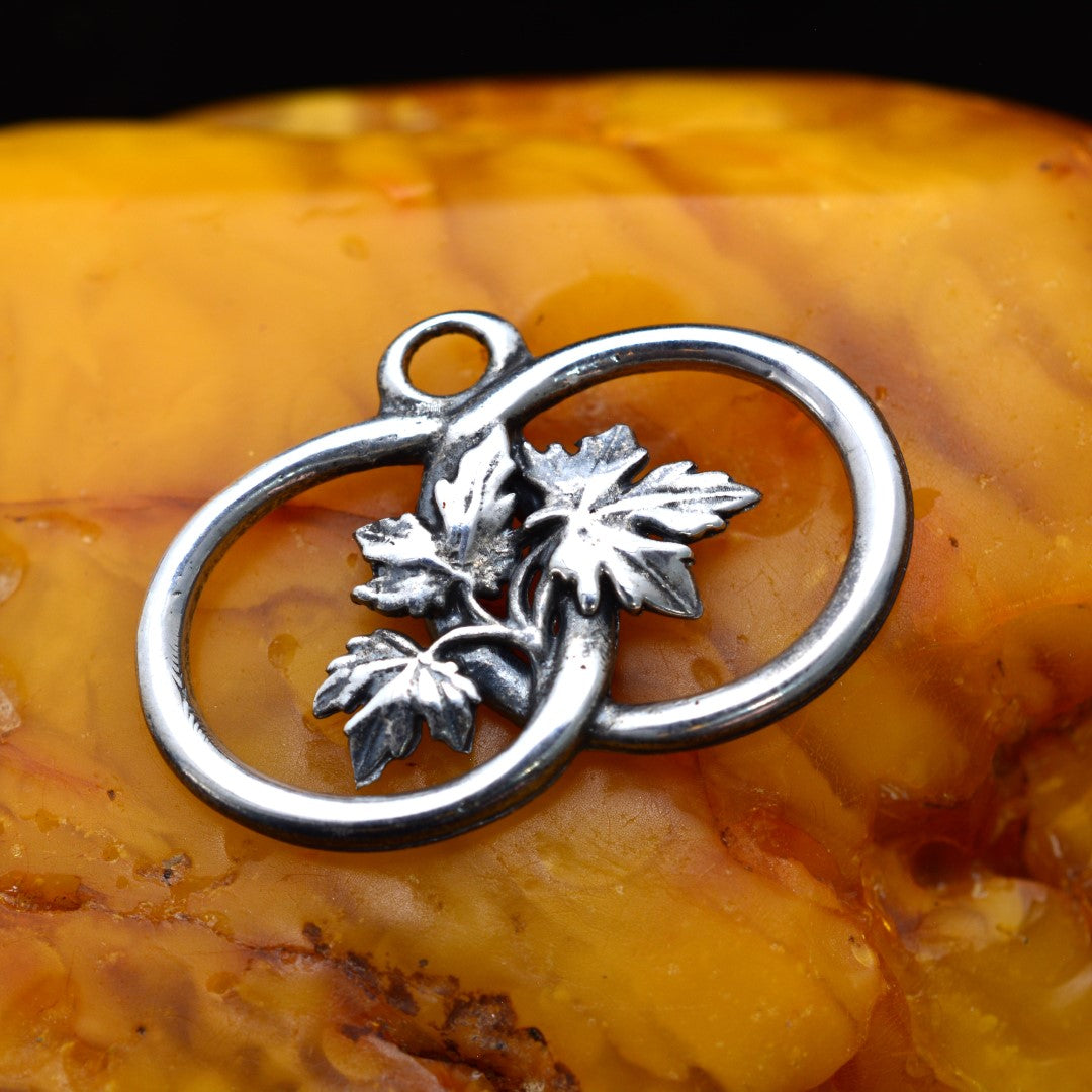 „Zwei Ringe mit Weinblättern“-Anhänger aus 925er Silber – handgefertigter Talisman für Verbundenheit und Wachstum, skulpturaler Schmuck im Boho-Rustik-Stil | Art Diva