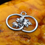 „Zwei Ringe mit Weinblättern“-Anhänger aus 925er Silber – handgefertigter Talisman für Verbundenheit und Wachstum, skulpturaler Schmuck im Boho-Rustik-Stil | Art Diva