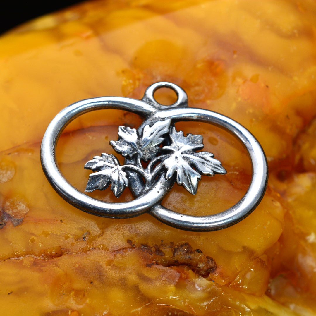 „Zwei Ringe mit Weinblättern“-Anhänger aus 925er Silber – handgefertigter Talisman für Verbundenheit und Wachstum, skulpturaler Schmuck im Boho-Rustik-Stil | Art Diva