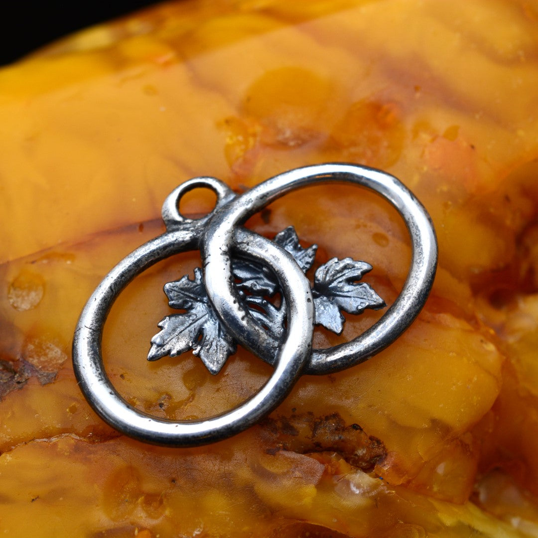 „Zwei Ringe mit Weinblättern“-Anhänger aus 925er Silber – handgefertigter Talisman für Verbundenheit und Wachstum, skulpturaler Schmuck im Boho-Rustik-Stil | Art Diva