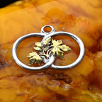 „Zwei Ringe mit Weinblättern“-Anhänger aus 925er Silber mit goldenen Akzenten – handgefertigter Talisman für Verbundenheit und Wachstum, skulpturaler Schmuck im Boho-Rustik-Stil | Art Diva