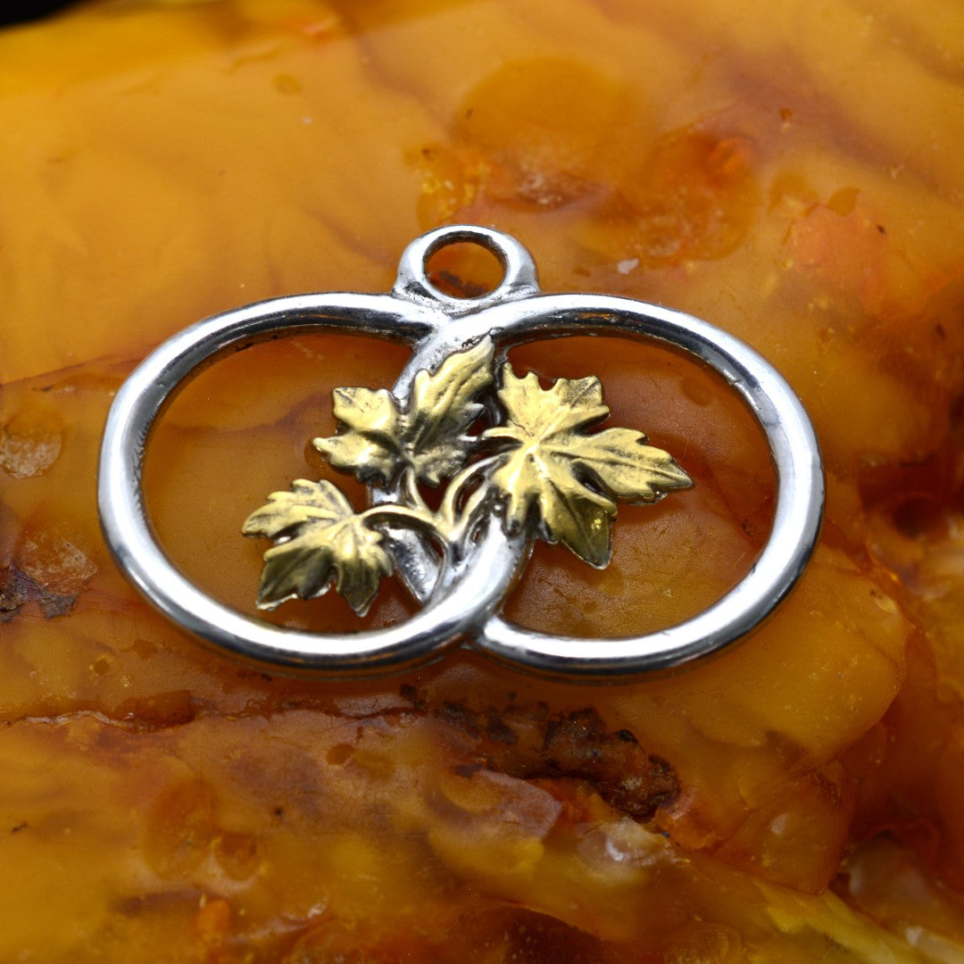 „Zwei Ringe mit Weinblättern“-Anhänger aus 925er Silber mit goldenen Akzenten – handgefertigter Talisman für Verbundenheit und Wachstum, skulpturaler Schmuck im Boho-Rustik-Stil | Art Diva