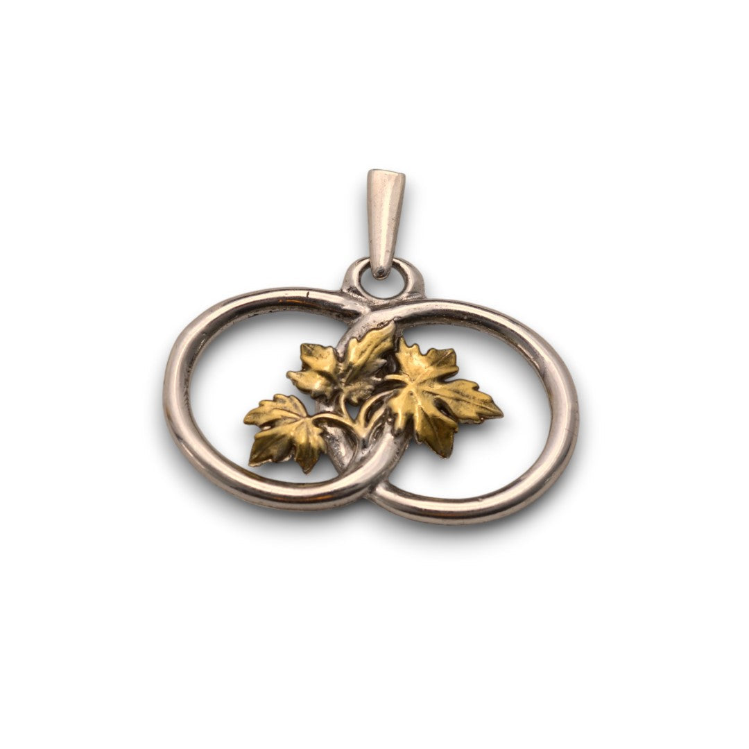 „Zwei Ringe mit Weinblättern“-Anhänger aus 925er Silber mit goldenen Akzenten – handgefertigter Talisman für Verbundenheit und Wachstum, skulpturaler Schmuck im Boho-Rustik-Stil | Art Diva