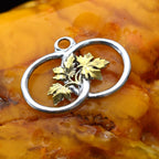 „Zwei Ringe mit Weinblättern“-Anhänger aus 925er Silber mit goldenen Akzenten – handgefertigter Talisman für Verbundenheit und Wachstum, skulpturaler Schmuck im Boho-Rustik-Stil | Art Diva
