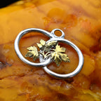 „Zwei Ringe mit Weinblättern“-Anhänger aus 925er Silber mit goldenen Akzenten – handgefertigter Talisman für Verbundenheit und Wachstum, skulpturaler Schmuck im Boho-Rustik-Stil | Art Diva