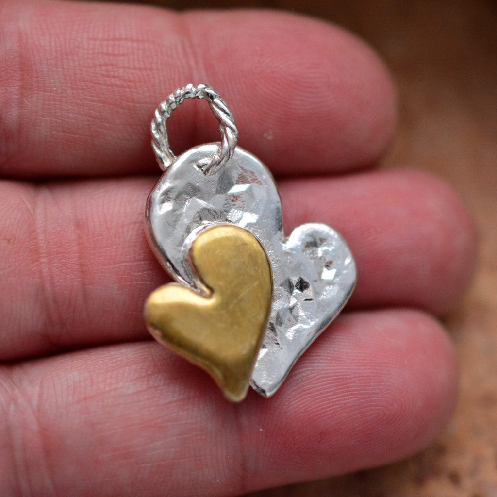 Doppelherz – Anhänger aus 925er Silber mit Goldakzenten | Symbol für Verbundenheit | Art Diva
