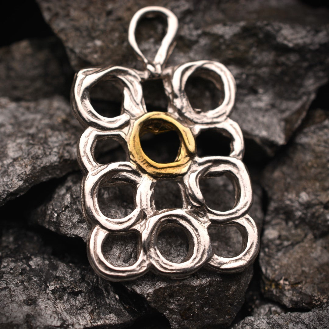 „Geometrische Kreise“ – Anhänger aus 925er Silber, Talisman für Harmonie, Bewegung und kreative Freiheit, Skulpturenschmuck im Boho- und rustikalen Stil | Art Diva