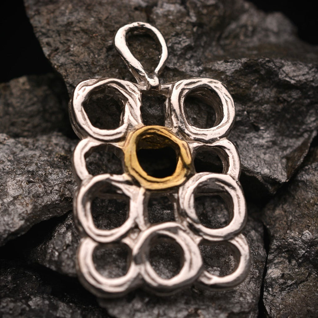 „Geometrische Kreise“ – Anhänger aus 925er Silber, Talisman für Harmonie, Bewegung und kreative Freiheit, Skulpturenschmuck im Boho- und rustikalen Stil | Art Diva