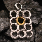 „Geometrische Kreise“ – Anhänger aus 925er Silber, Talisman für Harmonie, Bewegung und kreative Freiheit, Skulpturenschmuck im Boho- und rustikalen Stil | Art Diva