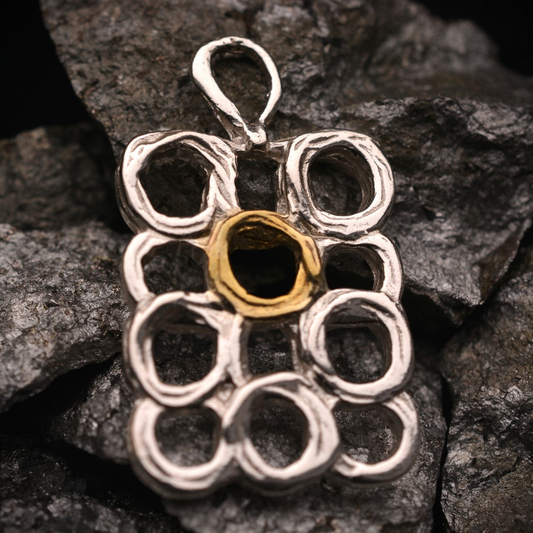 „Geometrische Kreise“ – Anhänger aus 925er Silber, Talisman für Harmonie, Bewegung und kreative Freiheit, Skulpturenschmuck im Boho- und rustikalen Stil | Art Diva