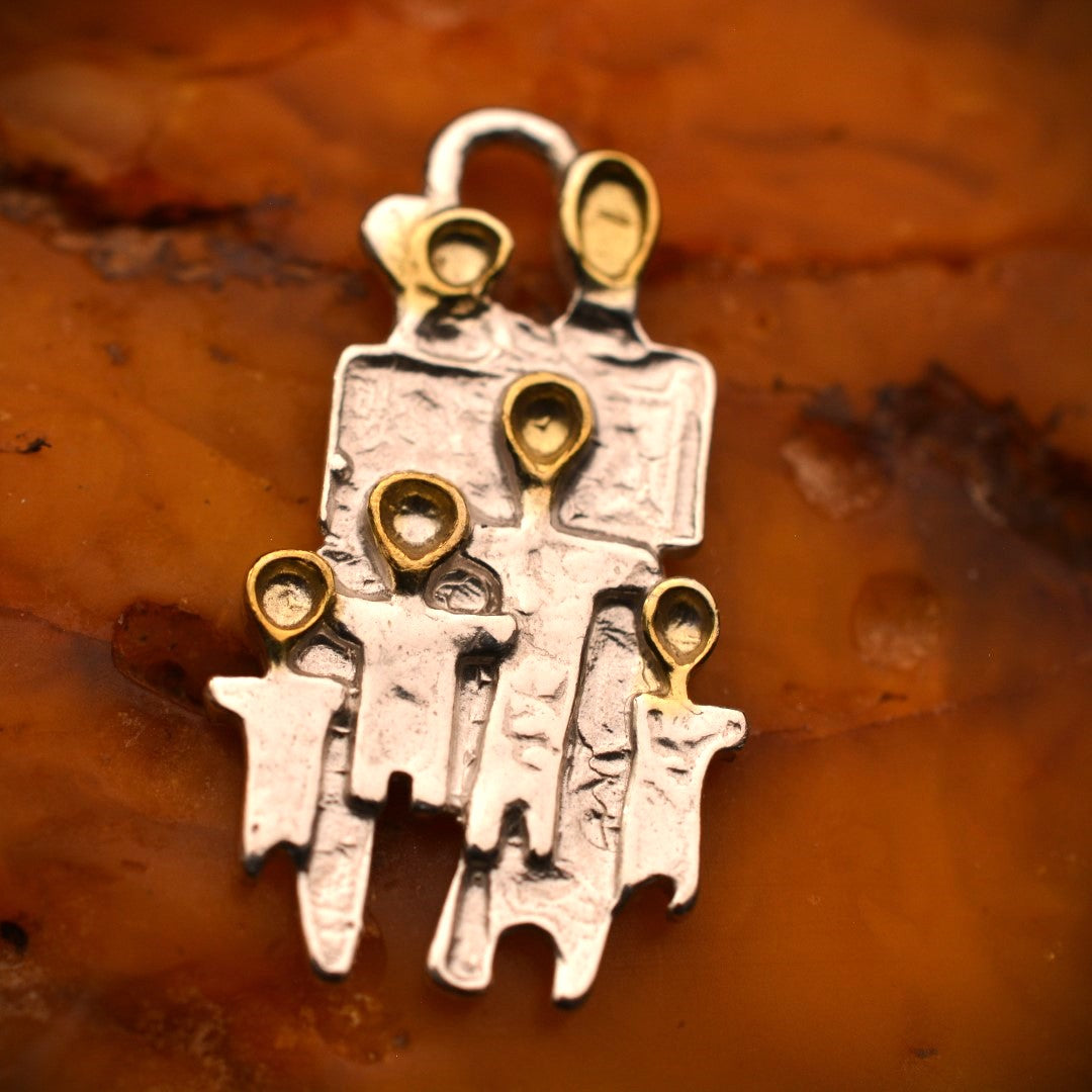 „Große Familie“ – Anhänger aus 925er Silber mit goldfarbenen Akzenten, Talisman für Liebe, Zusammenhalt und familiäre Stärke, Skulpturenschmuck im Boho- und rustikalen Stil | Art Diva