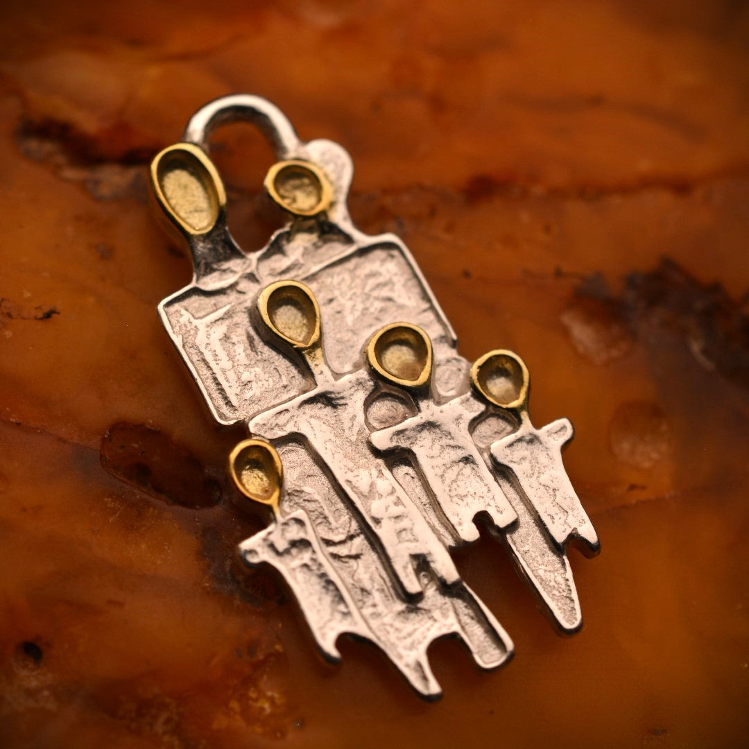 „Große Familie“ – Anhänger aus 925er Silber mit goldfarbenen Akzenten, Talisman für Liebe, Zusammenhalt und familiäre Stärke, Skulpturenschmuck im Boho- und rustikalen Stil | Art Diva