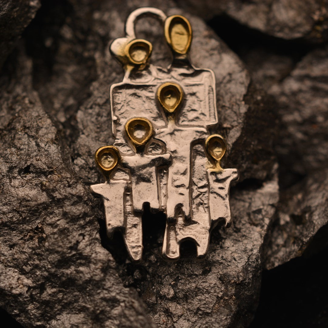 „Große Familie“ – Anhänger aus 925er Silber mit goldfarbenen Akzenten, Talisman für Liebe, Zusammenhalt und familiäre Stärke, Skulpturenschmuck im Boho- und rustikalen Stil | Art Diva
