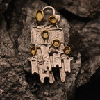 „Große Familie“ – Anhänger aus 925er Silber mit goldfarbenen Akzenten, Talisman für Liebe, Zusammenhalt und familiäre Stärke, Skulpturenschmuck im Boho- und rustikalen Stil | Art Diva
