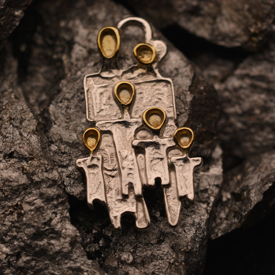 „Große Familie“ – Anhänger aus 925er Silber mit goldfarbenen Akzenten, Talisman für Liebe, Zusammenhalt und familiäre Stärke, Skulpturenschmuck im Boho- und rustikalen Stil | Art Diva