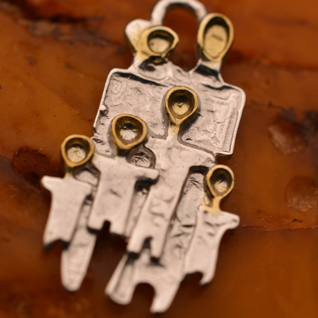 „Große Familie“ – Anhänger aus 925er Silber mit goldfarbenen Akzenten, Talisman für Liebe, Zusammenhalt und familiäre Stärke, Skulpturenschmuck im Boho- und rustikalen Stil | Art Diva