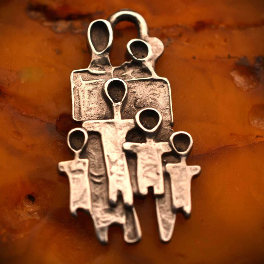 „Große Familie“ – oxidierter Anhänger aus 925er Silber, Talisman für Liebe, Zusammenhalt und familiäre Stärke, Skulpturenschmuck im Boho- und rustikalen Stil | Art Diva